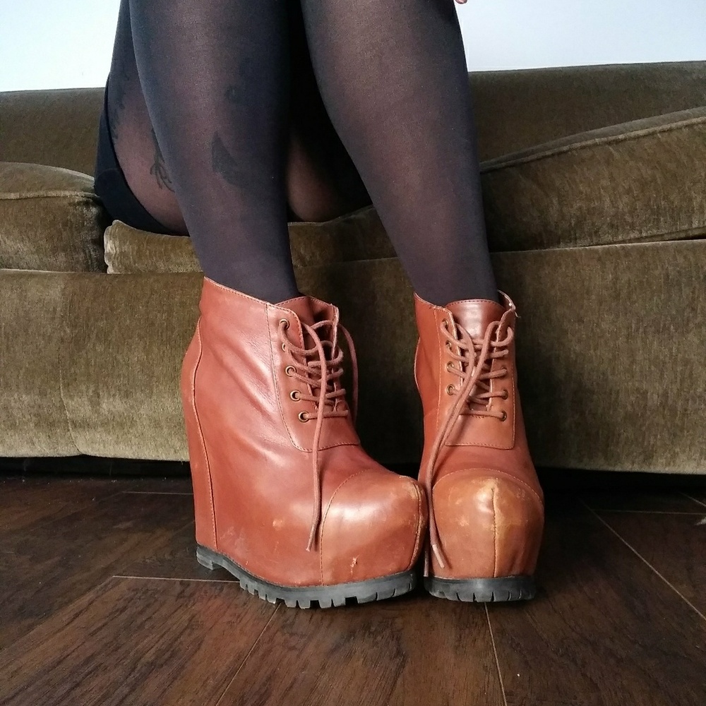 Camel rugged wedge
